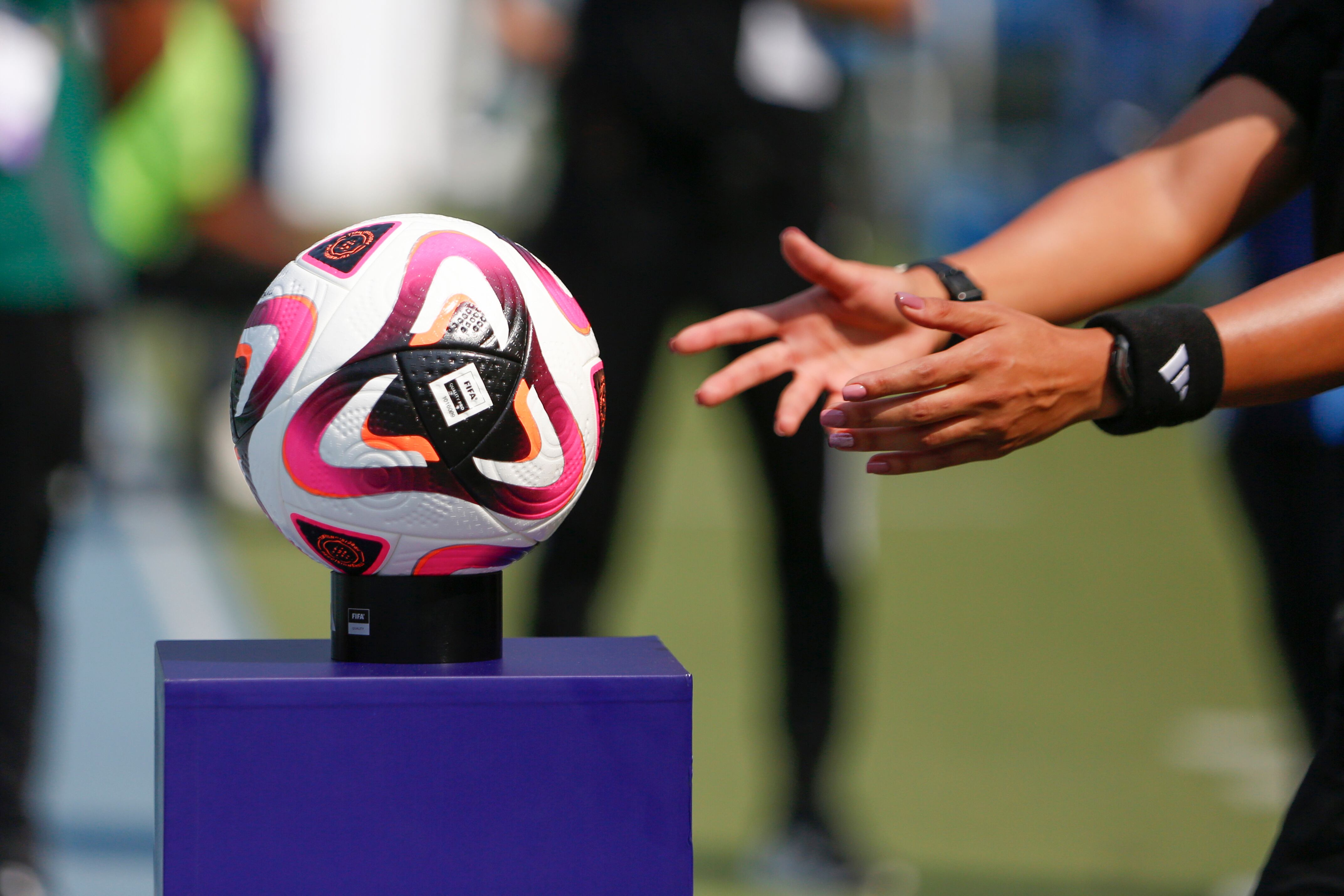 AMDEP5640. CALI (COLOMBIA), 01/09/2024.- La árbitra uruguaya Anahí Fernández toma un balón este domingo, en un partido del grupo C de la Copa Mundial Femenina sub-20 entre las selecciones de España y Estados Unidos en el estadio de Pascual Guerrero en Cali (Colombia). EFE/ Ernesto Guzmán Jr.
