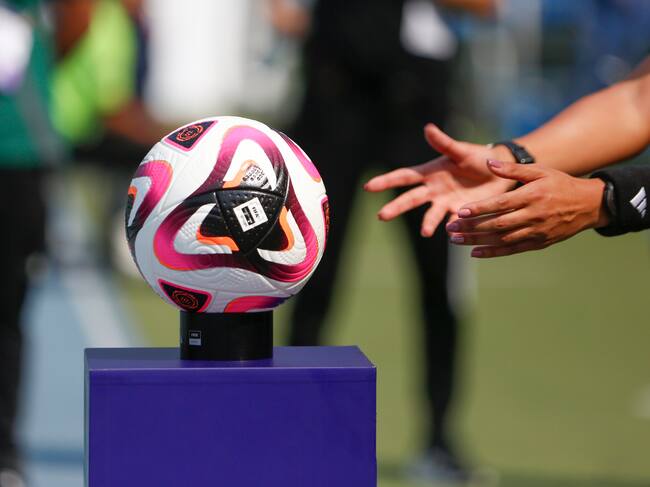 AMDEP5640. CALI (COLOMBIA), 01/09/2024.- La árbitra uruguaya Anahí Fernández toma un balón este domingo, en un partido del grupo C de la Copa Mundial Femenina sub-20 entre las selecciones de España y Estados Unidos en el estadio de Pascual Guerrero en Cali (Colombia). EFE/ Ernesto Guzmán Jr.