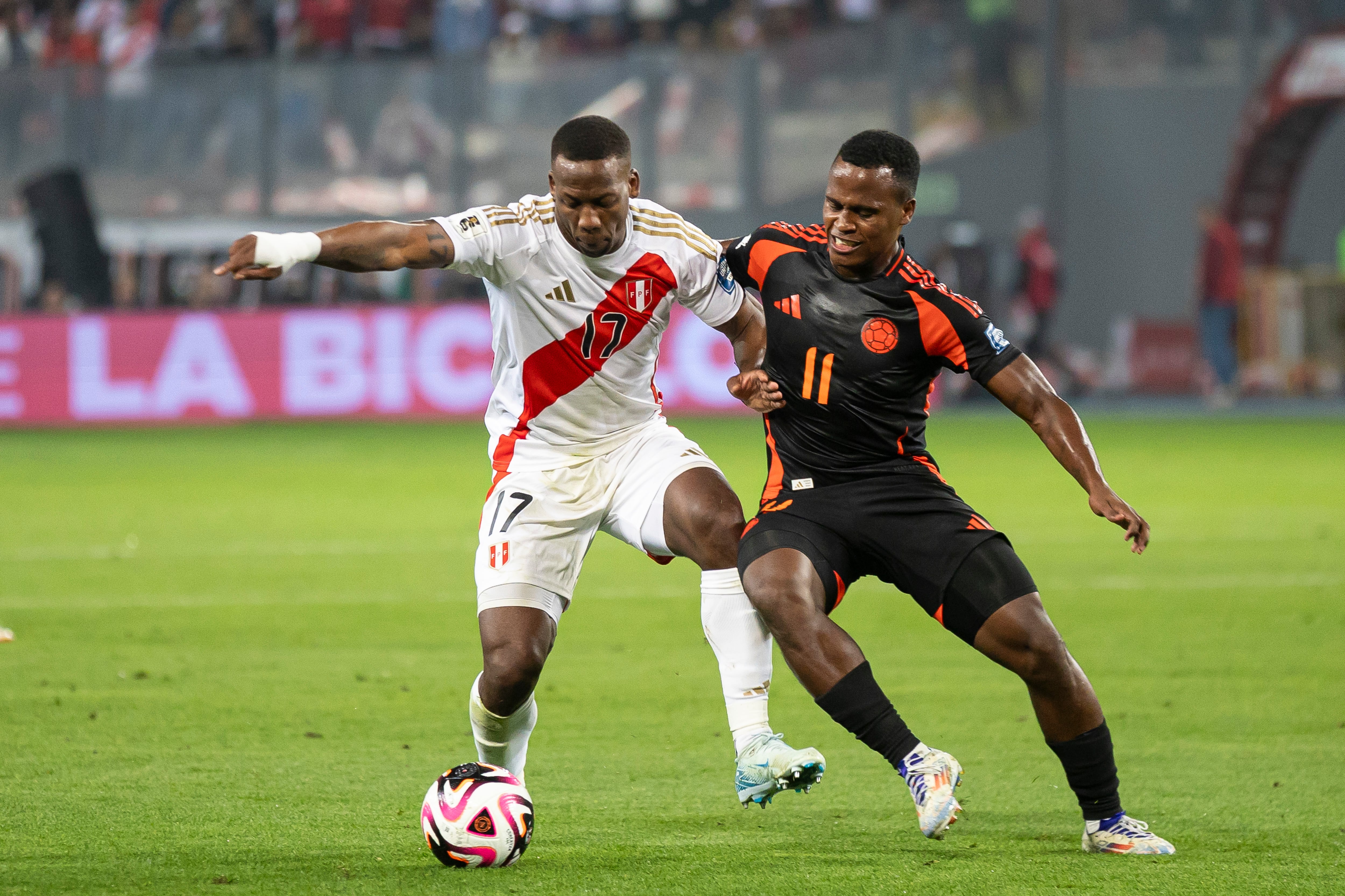 Luis Advíncula de Perú, se enfrenta a Jhon Arias de la Selección Colombia. FOTO: Mijael Quintana/Eurasia Sport Images/Getty Images