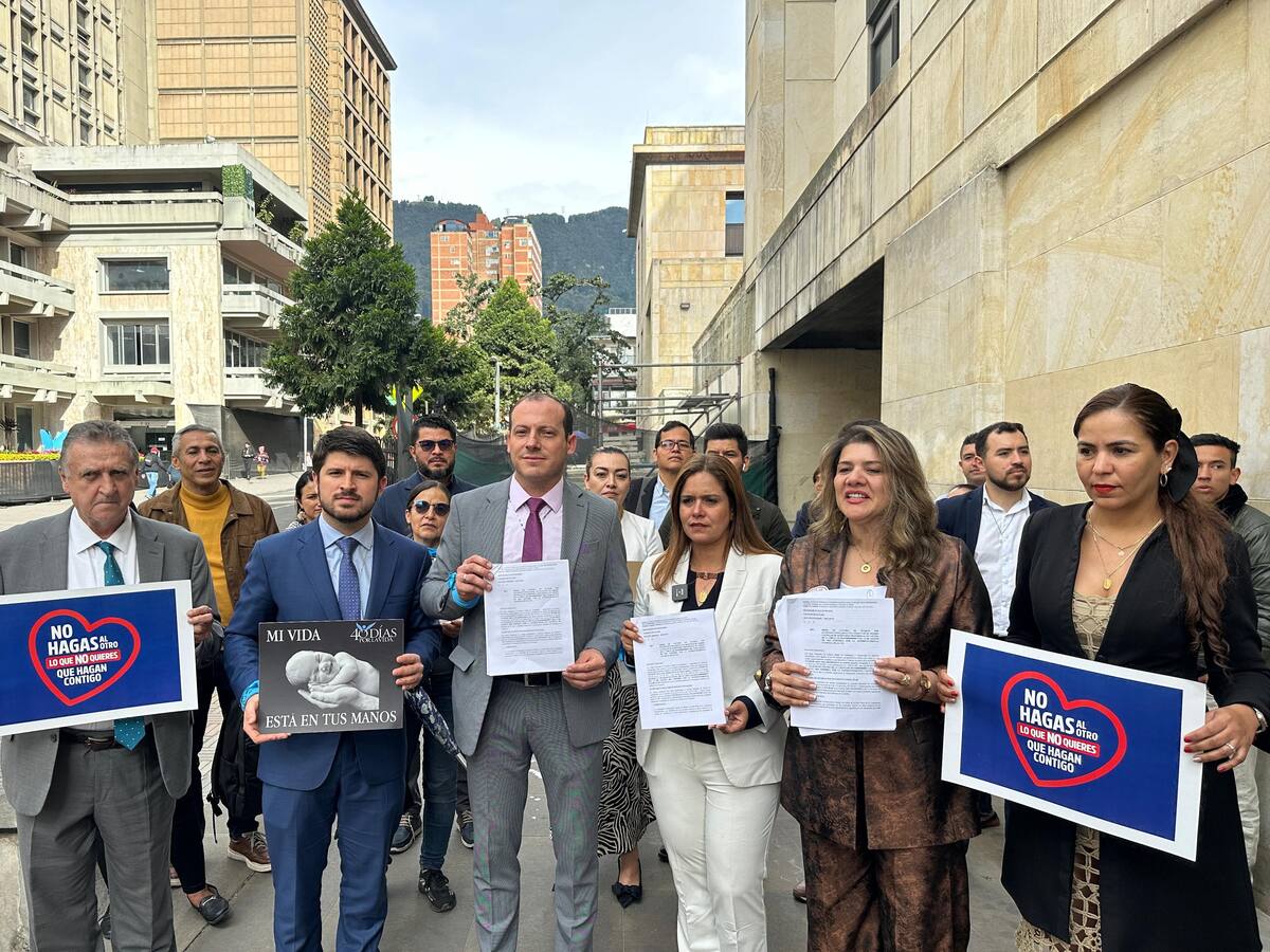 Bancada provida del Congreso busca tumbar circular de Supersalud que reglamenta el aborto