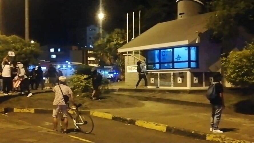 Manifestantes atacaron con piedras un CAI de la Policía y vandalizaron buses y estaciones del MÍO . Foto: Cortesía