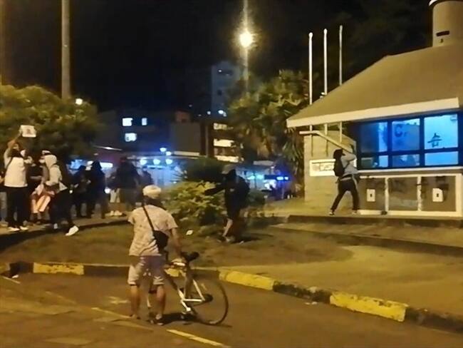 Manifestantes atacaron con piedras un CAI de la Policía y vandalizaron buses y estaciones del MÍO . Foto: Cortesía