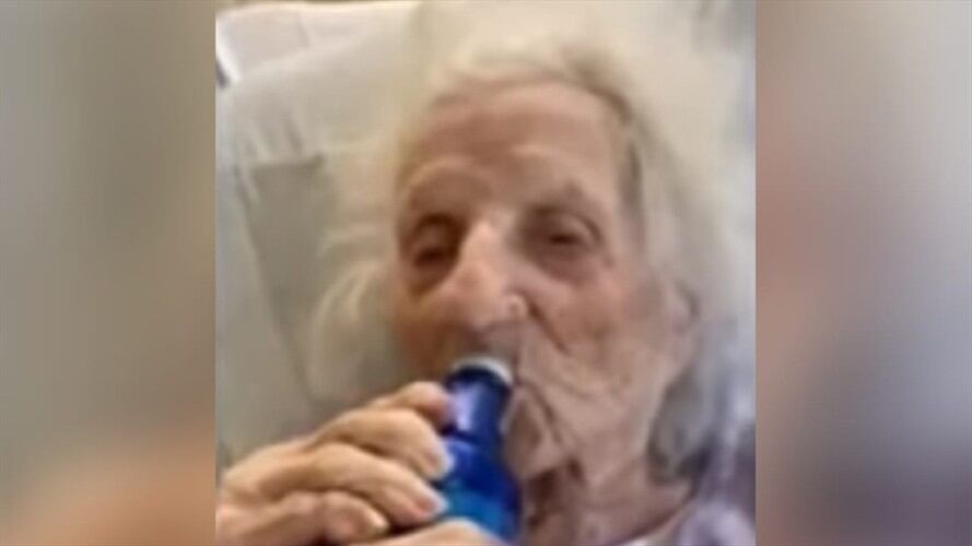 Abuela se recupera del coronavirus. Foto: Pantallazo video