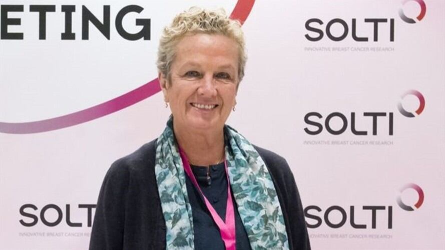 Ana María Casas es oncóloga y experta en cáncer de mama. Un día se encontró compartiendo pasillos de hospital con sus pacientes.. Foto: BBC Mundo