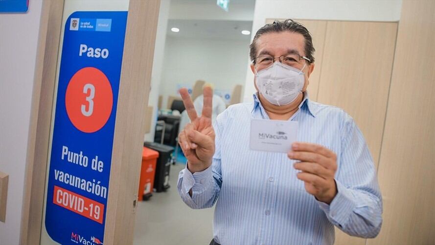 Minsalud fue vacunado contra el COVID-19. Foto: Cortesía Ministerio de Salud