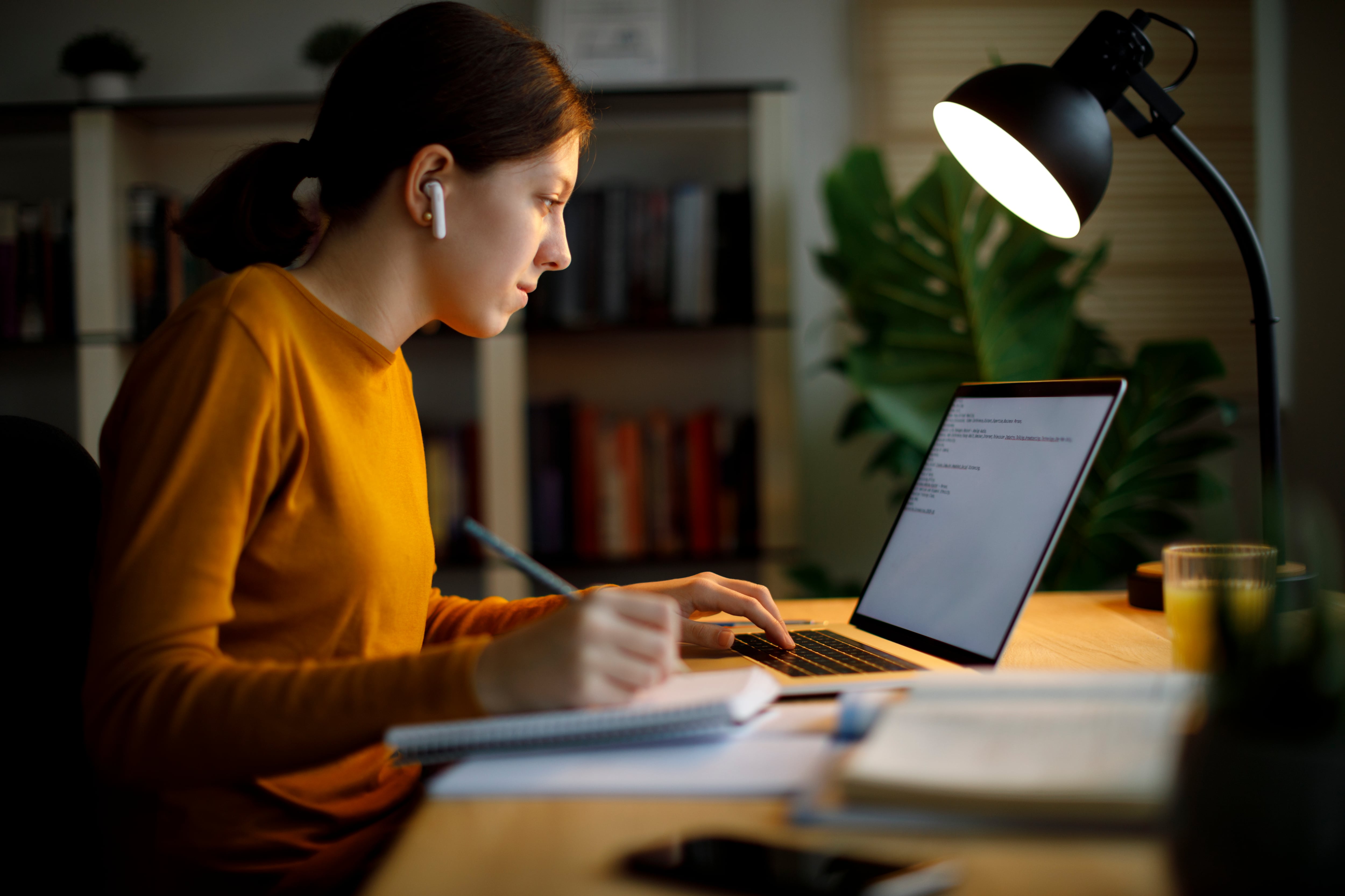 Mujer estudiando en línea (GettyImages)