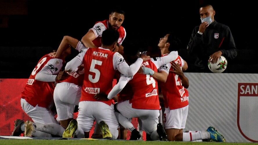 Hinchas de Santa Fe rompieron protocolos para hacer recibimiento a su equipo. Foto: Colprensa - Dimayor