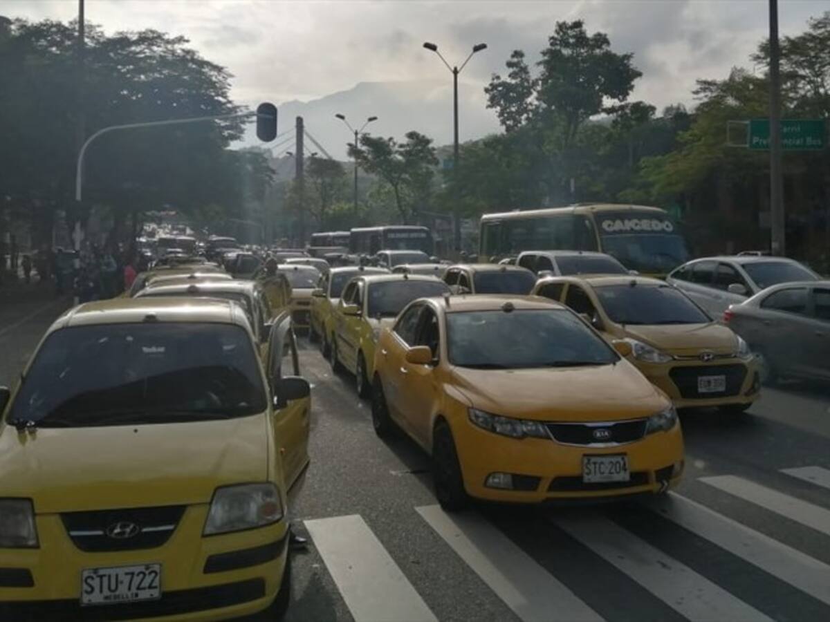 Marcha de taxistas bloquea la avenida San Juan en Medellín