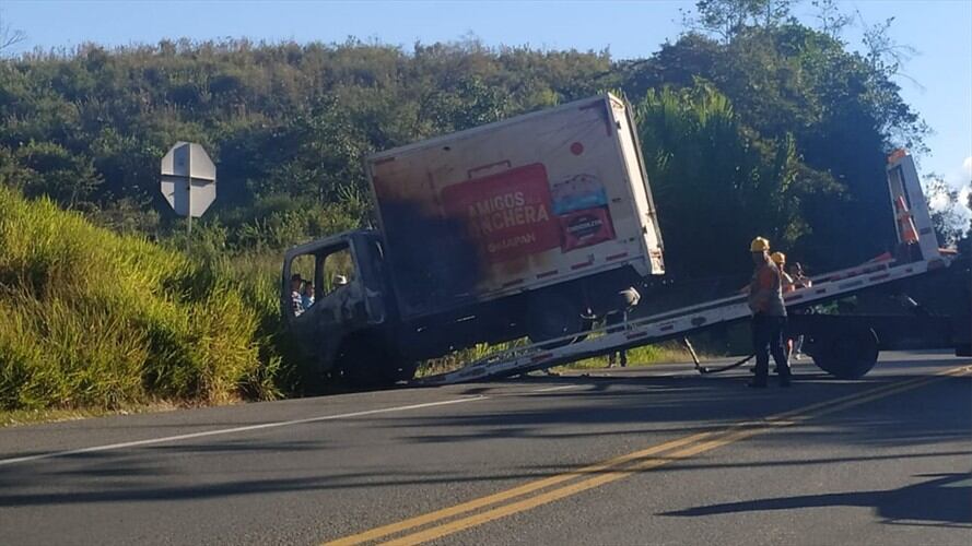 El camión de placas WOU 596 fue encontrado en la vereda El Descanso, luego de ser abordado por los delincuentes a la altura del kilómetro 46 de la vía Popayán – Cali. Foto: Cortesía Oscar Solarte