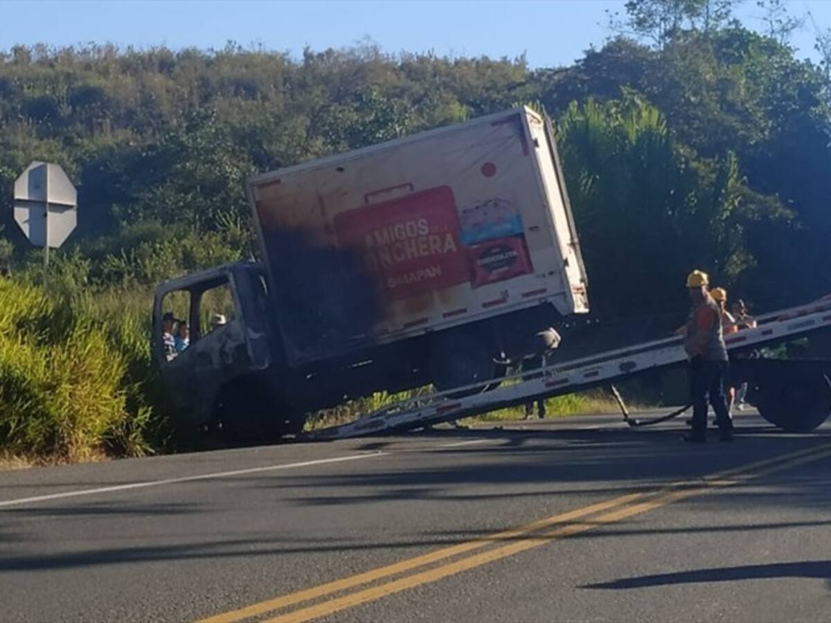 Sujetos armados incineraron un vehículo en la vía Panamericana en Cauca