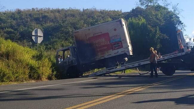 El camión de placas WOU 596 fue encontrado en la vereda El Descanso, luego de ser abordado por los delincuentes a la altura del kilómetro 46 de la vía Popayán – Cali. Foto: Cortesía Oscar Solarte