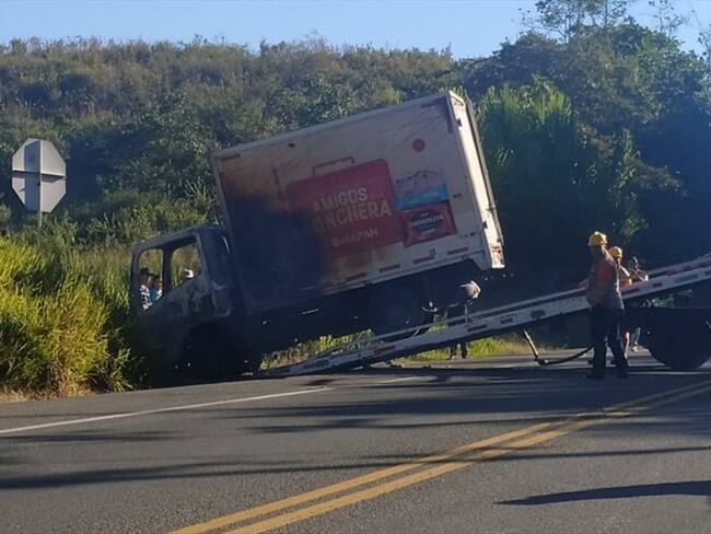 El camión de placas WOU 596 fue encontrado en la vereda El Descanso, luego de ser abordado por los delincuentes a la altura del kilómetro 46 de la vía Popayán – Cali. Foto: Cortesía Oscar Solarte