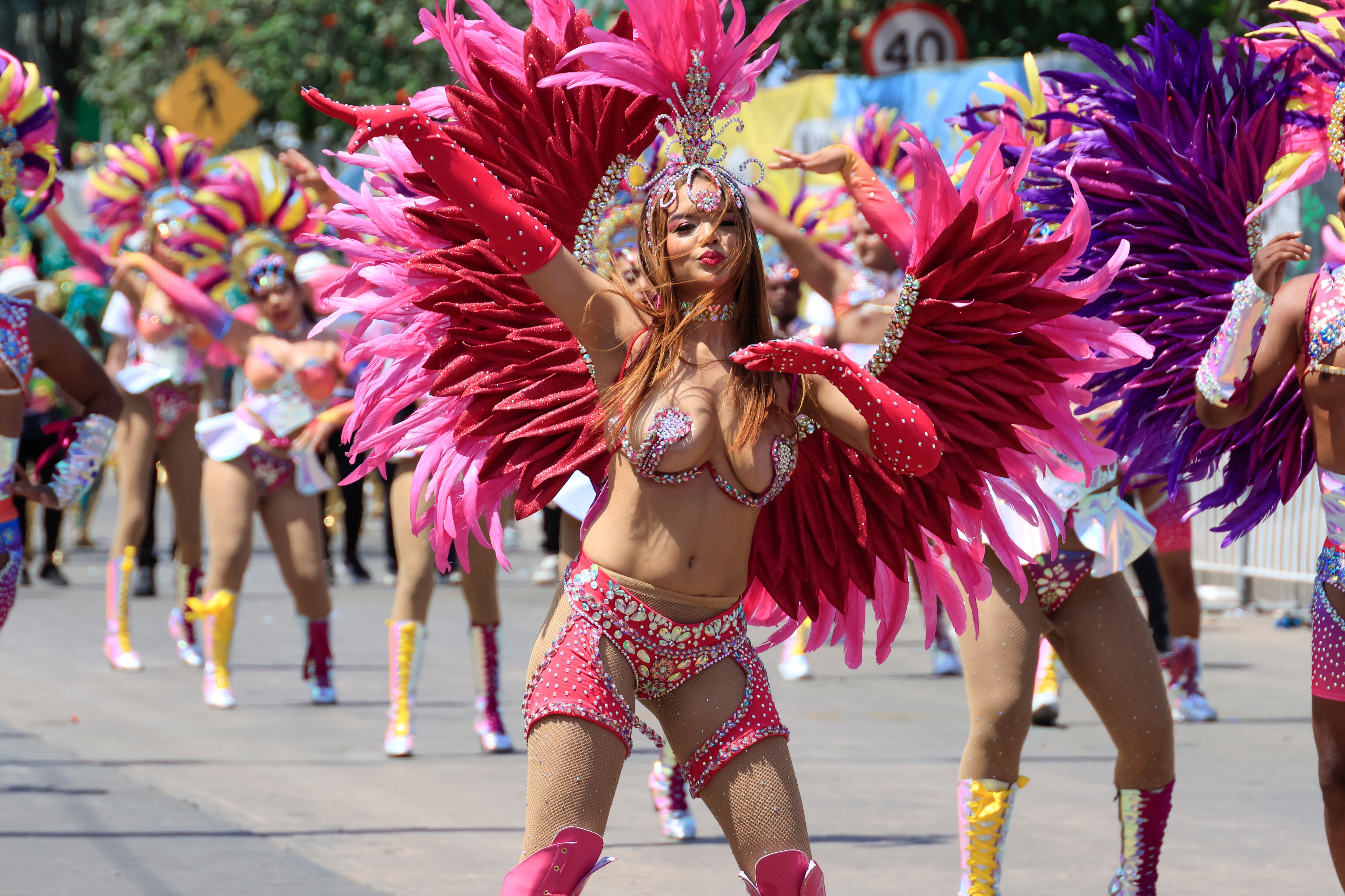 AME6263. BARRANQUILLA (COLOMBIA), 03/03/2025.- Artistas desfilan en la Gran Parada de Comparsas este lunes, durante el tercer día del Carnaval de Barranquilla (Colombia). EFE/ Ricardo Maldonado Rozo