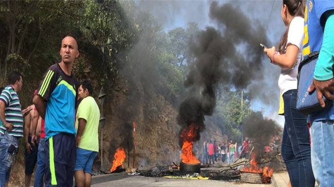 La comunidad de Nuevo Girón quemó llantas en plena vía hacia Zapatoca porque el alto costos de servicio público.. Foto: