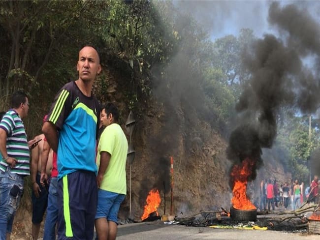 La comunidad de Nuevo Girón quemó llantas en plena vía hacia Zapatoca porque el alto costos de servicio público.. Foto: