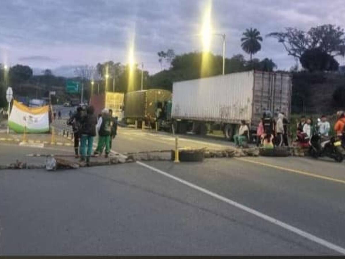 Cerca de 1.500 personas de la minga indígena bloquean la Troncal de Occidente en Caldas
