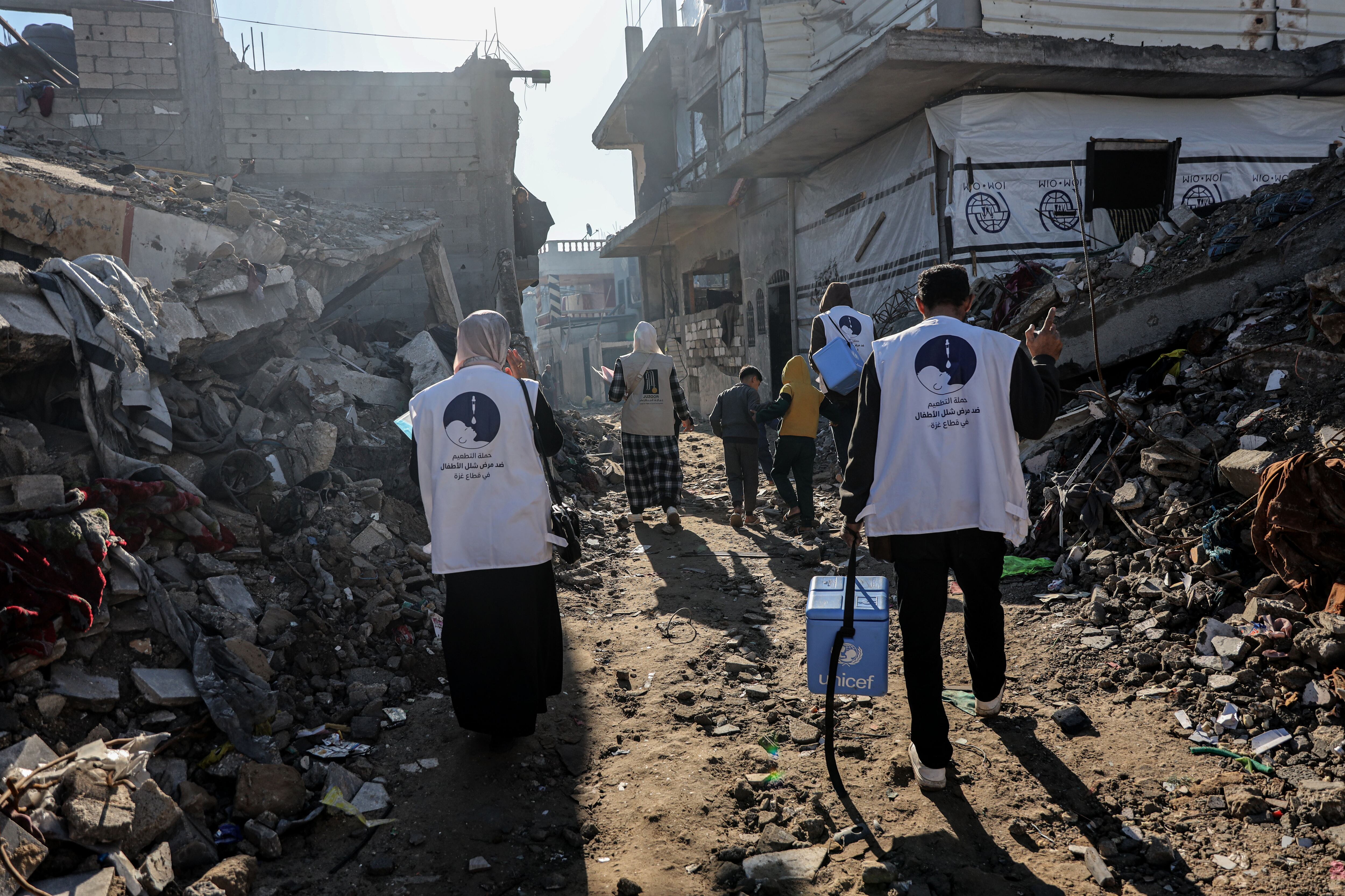 Campaña de vacunación para niños contra la polio. FOTO: Abdul Hakim Abu Riash/Anadolu via Getty Images