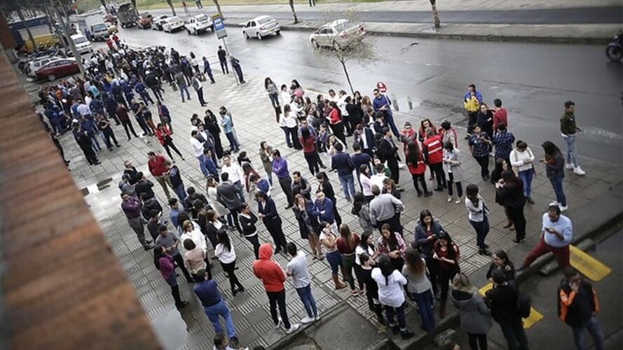 Algunos edificios en Bogotá realizaron un plan de evacuación tras el temblor. Foto: Colprensa