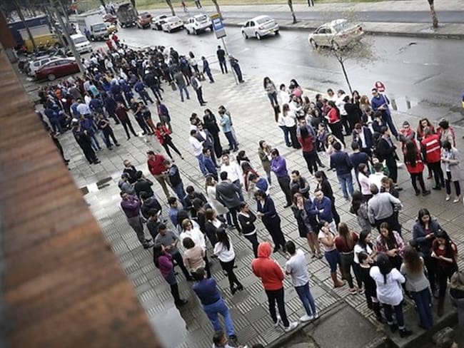 Algunos edificios en Bogotá realizaron un plan de evacuación tras el temblor. Foto: Colprensa