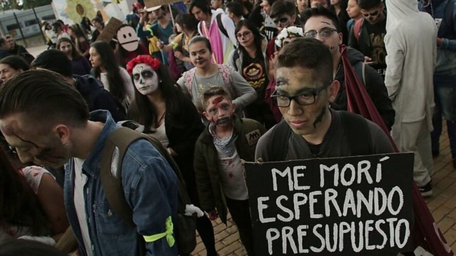 Caos en la movilidad de Bogotá por “marcha zombie” por la educación. Foto: Colprensa