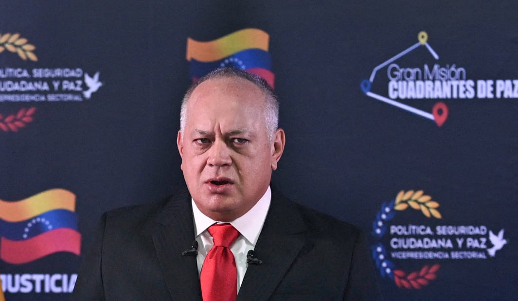El ministro de Relaciones Interiores de Venezuela, Diosdado Cabello, habla en Caracas el 25 de agosto de 2025. (Foto de JUAN BARRETO/AFP vía Getty Images)