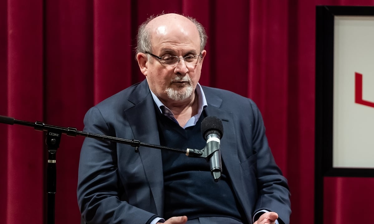 El novelista Salman Rushdie. (Foto de Gilbert Carrasquillo/Getty Images)