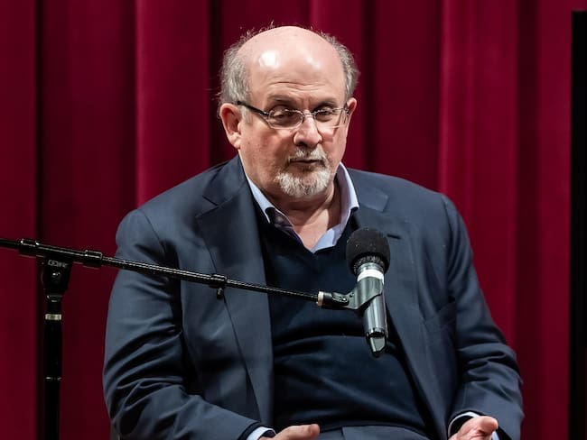El escritor Salman Rushdie fue atacado durante un acto en Nueva York