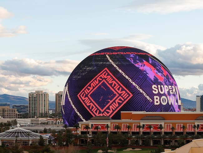 Las Vegas (United States), 07/02/2024.- The Las Vegas Sphere displays a Super Bowl logo in Las Vegas, Nevada, USA, 07 February 2024. The AFC champion Kansas City Chiefs will face the NFC champion San Francisco 49ers in Super Bowl LVIII at Allegiant Stadium in Las Vegas, Nevada, on 11 February 2024. EFE/EPA/CAROLINE BREHMAN