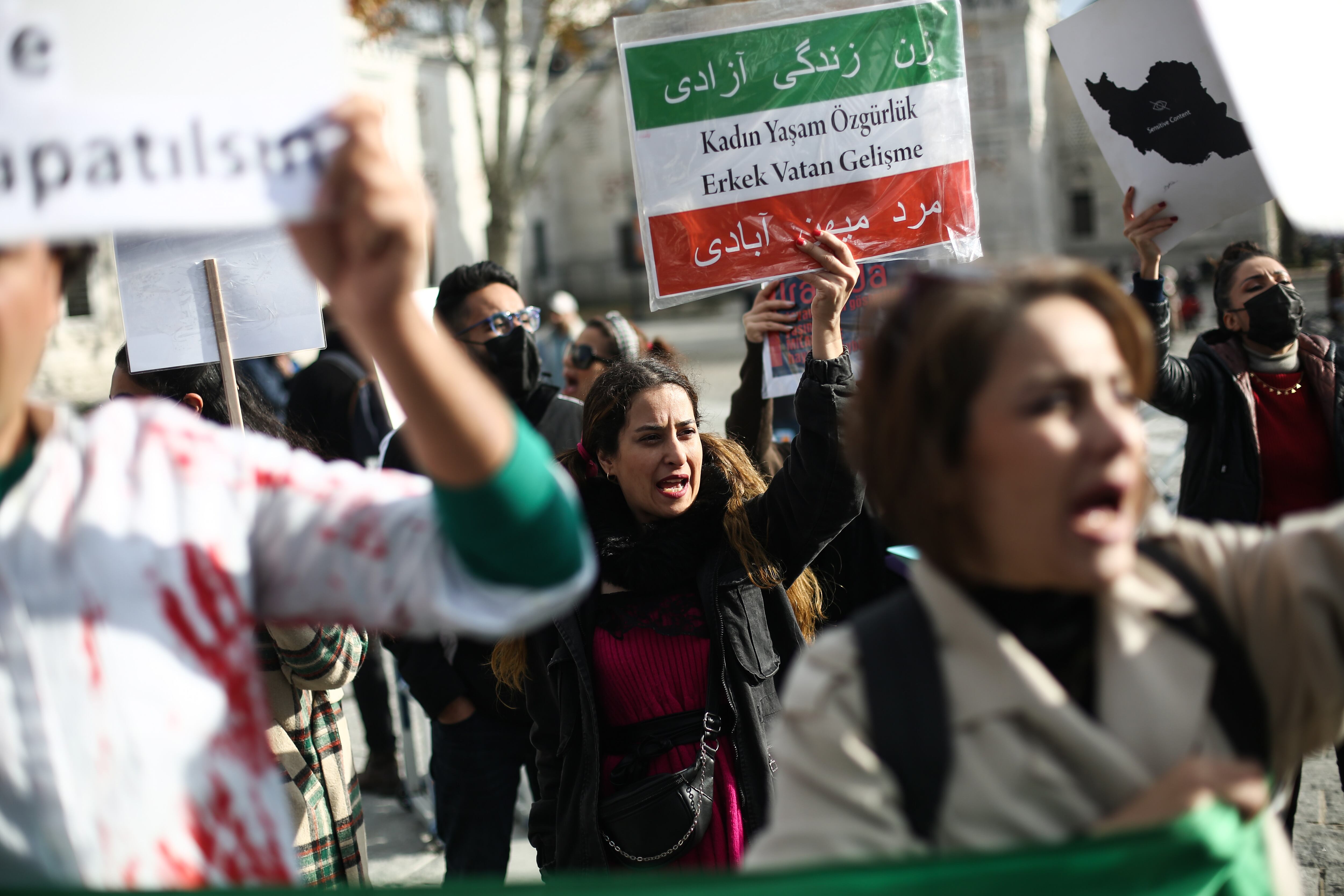 Protesta en Estambul, Turquía contra Irán, tras la sospechosa muerte de Masha Amini.