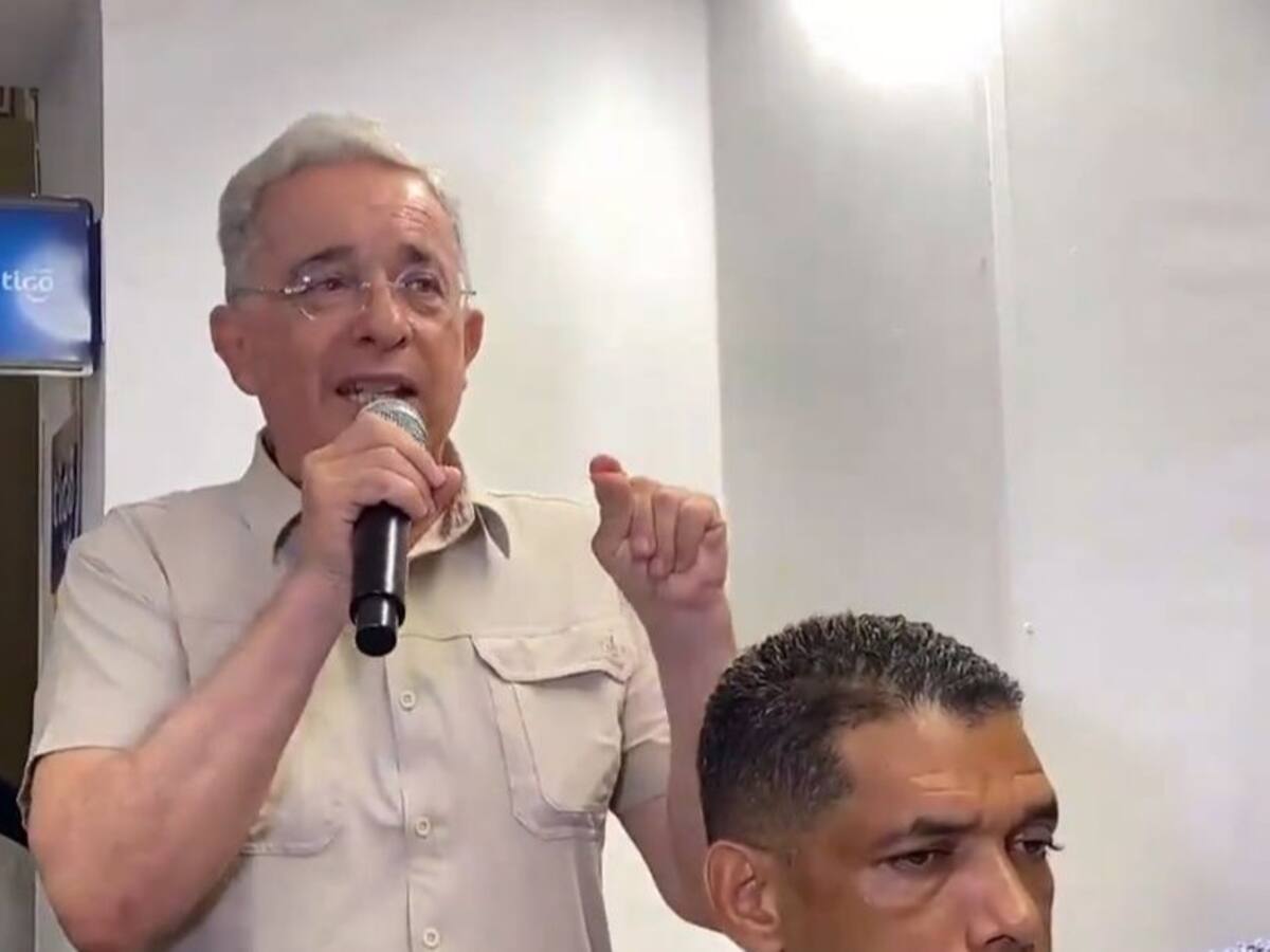 Expresidente Uribe promovió firmatón contra las reformas en el Atlántico