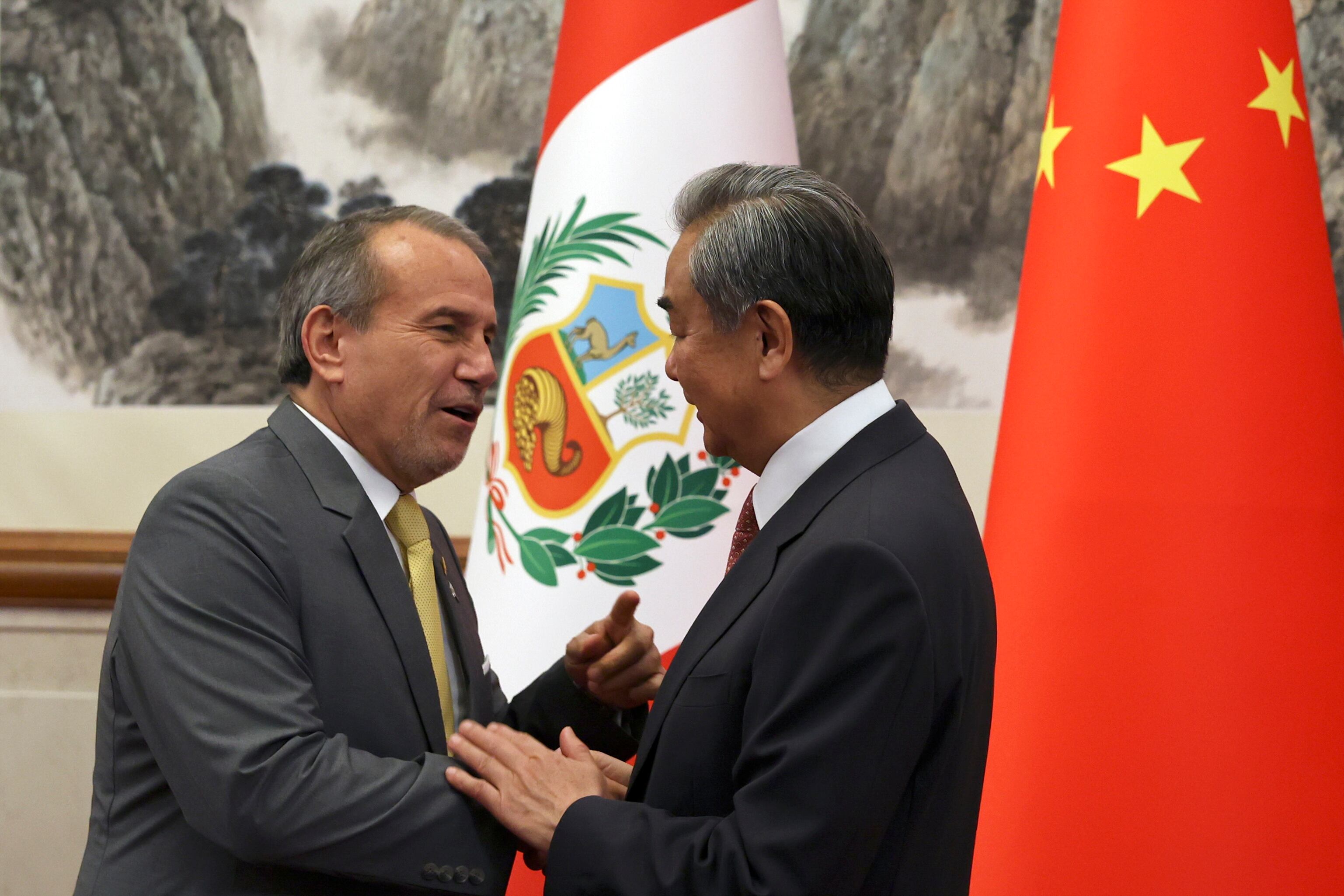 Elmer Schialer, ministro de Exteriores peruano, destacó los grandes lazos de Perú y China. EFE/EPA/FLORENCE LO / POOL