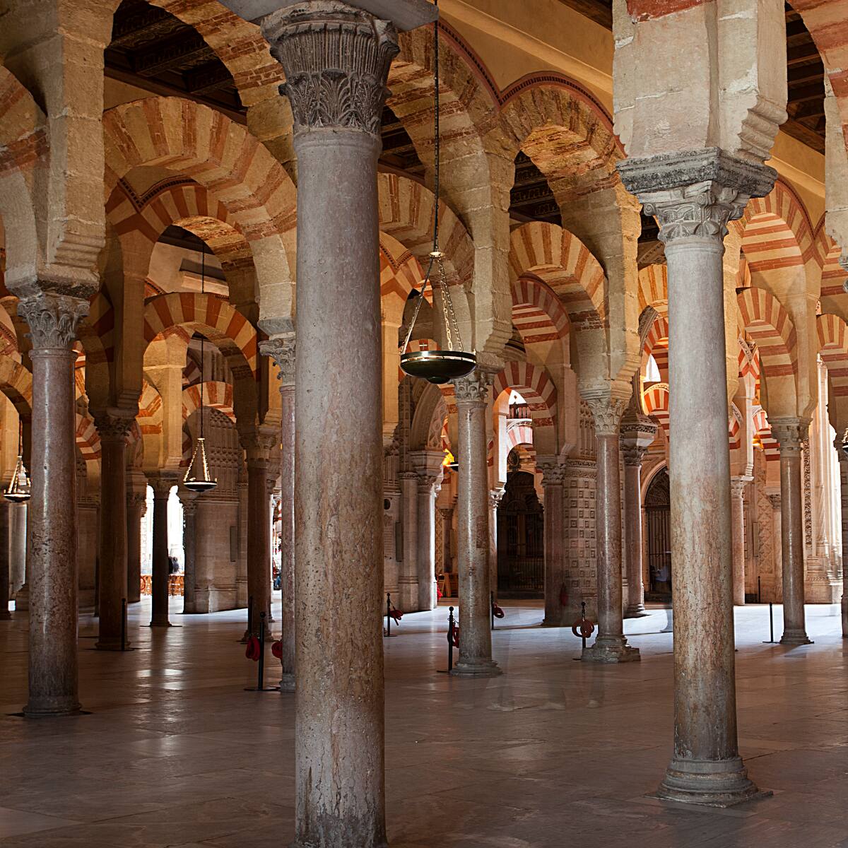 Reportan incendio en la histórica mezquita-catedral de Córdoba, España