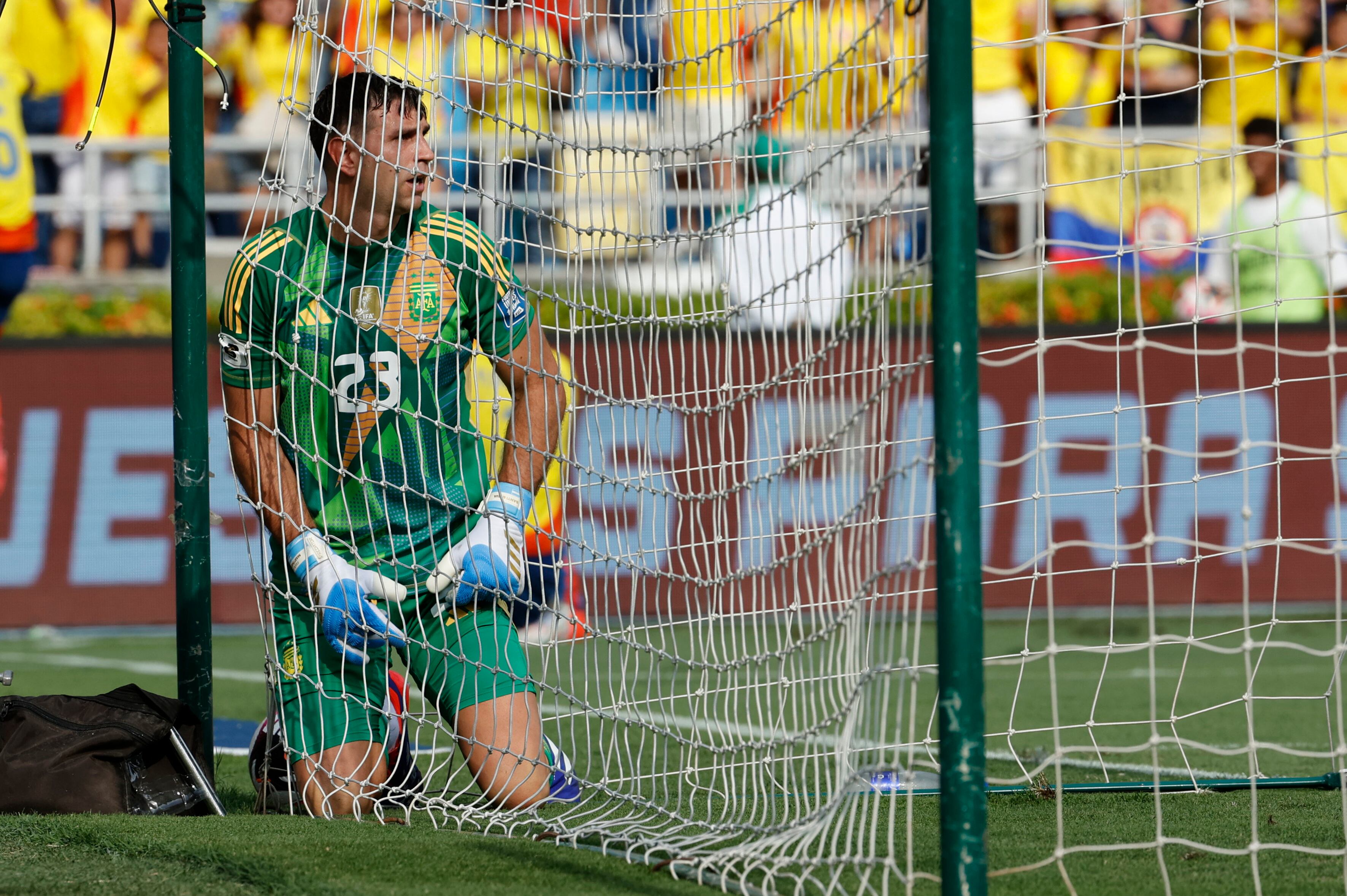 Emiliano Martínez portero de Argentina reacciona tras recibir un gol este martes, en un partido de las eliminatorias sudamericanas para el Mundial de 2026 entre Colombia y Argentina. Foto: EFE.