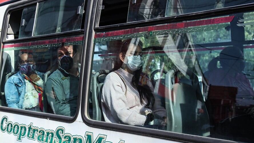 Diego Molano propuso incentivar la bicicleta y evaluar la operación de buses intermunicipales y de transporte escolar para movilizar a los trabajadores en unas rutas claras. Foto: Colprensa