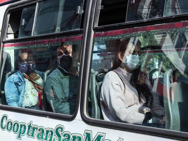 Diego Molano propuso incentivar la bicicleta y evaluar la operación de buses intermunicipales y de transporte escolar para movilizar a los trabajadores en unas rutas claras. Foto: Colprensa