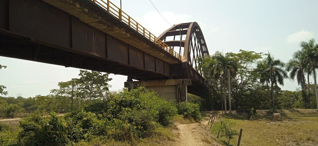 Restringen paso de vehículos de carga pesada en puente metálico de San Pelayo, Córdoba. Foto: cortesía.