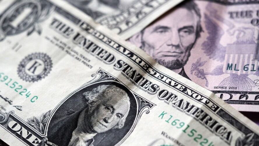 El precio promedio del dólar en Colombia cerró sobre los 3.700, pero cayo $18. Foto: Getty Images / IGOR GOLOVNIOV