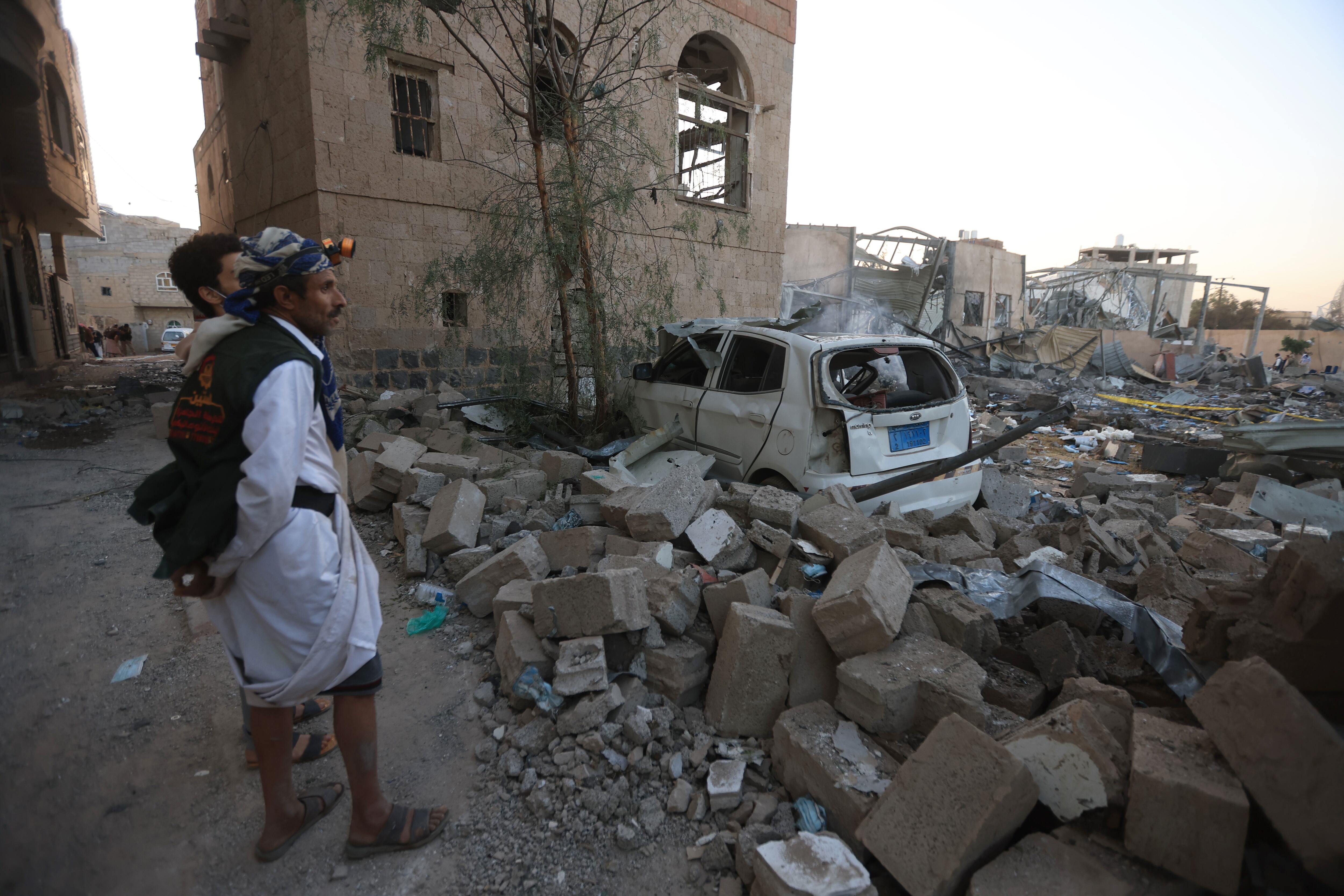 Restos de bombardeos estadounidenses a ciudad portuaria de Yemen. FOTO: EFE/EPA/YAHYA ARHAB