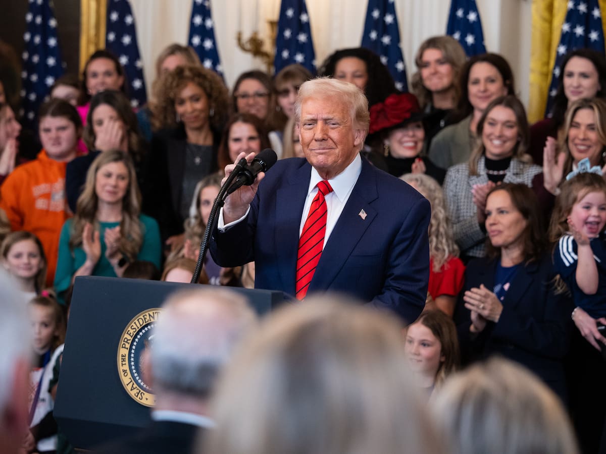 Donald Trump firmó una orden para prohibir a mujeres transgénero competir en deportes femeninos