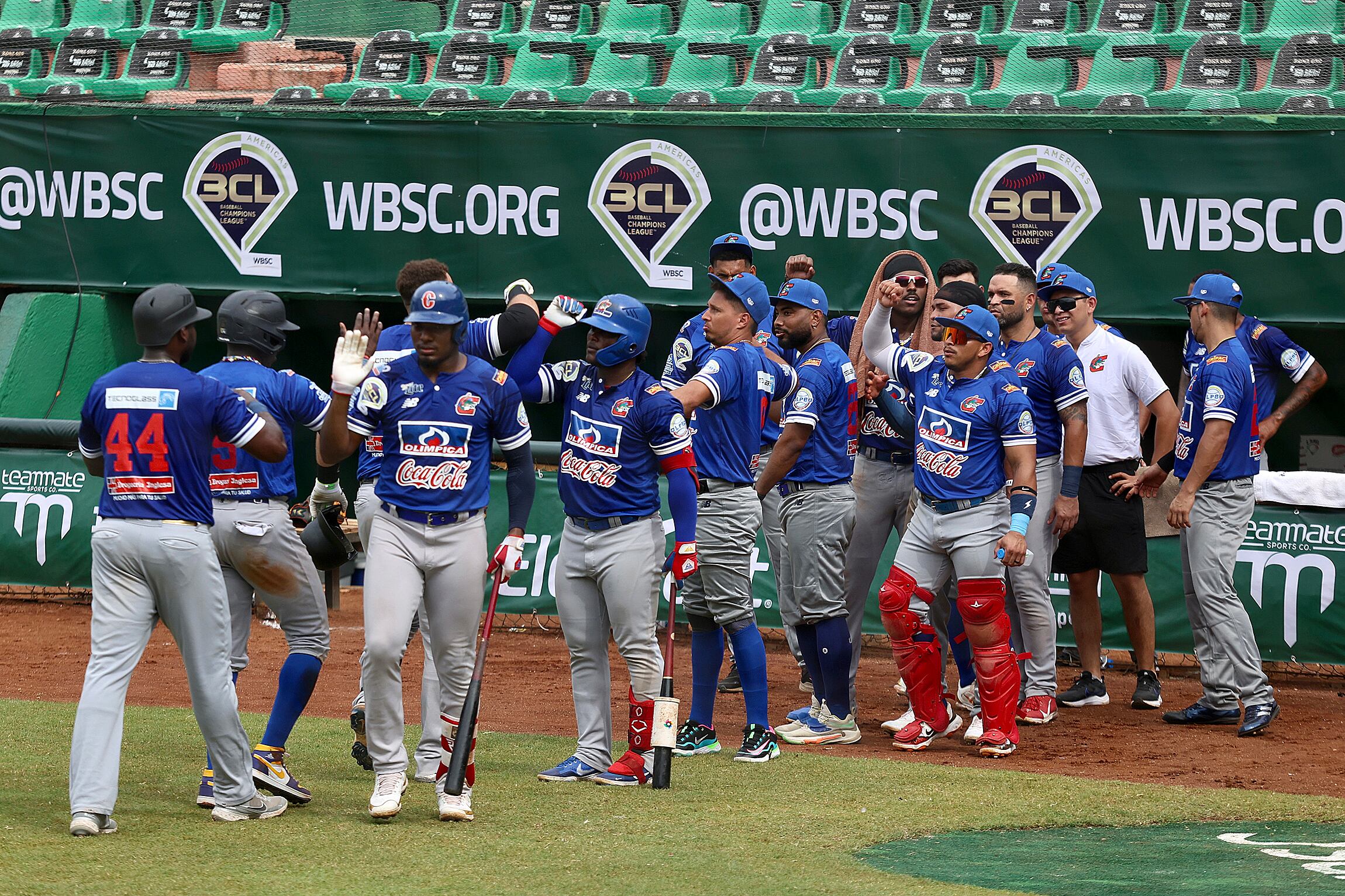 MEX6966. MÉRIDA (MÉXICO), 30/09/2023.- Jugadores de los Caimanes de Barranquilla celebran hoy tras anotar una carrera contra los Fargo-Moorhead RedHawks de Estados Unidos, durante un partido del Baseball Champions League en el Parque Kukulkán en Mérida (México). EFE/Lorenzo Hernández