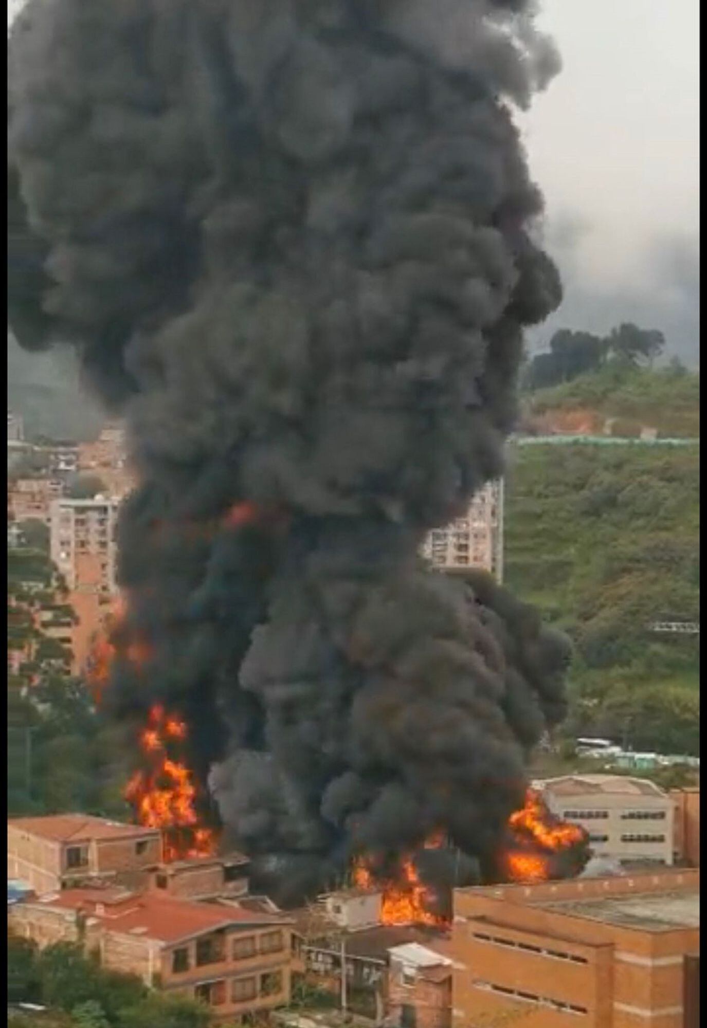 Atienden grave incendio en un fábrica de Envigado, Antioquia. Foto: Cortesía Denuncias Antioquia
