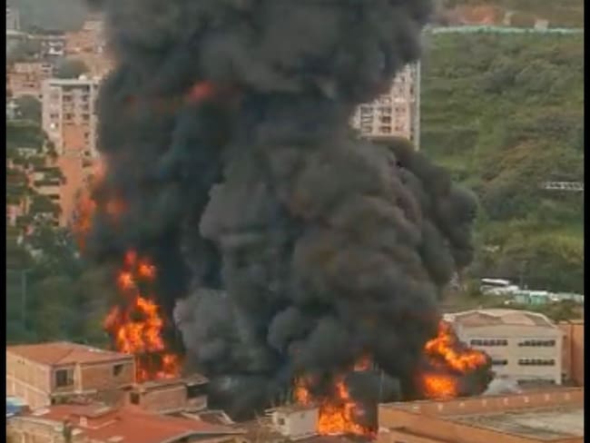 Atienden grave incendio en un fábrica de Envigado, Antioquia. Foto: Cortesía Denuncias Antioquia 