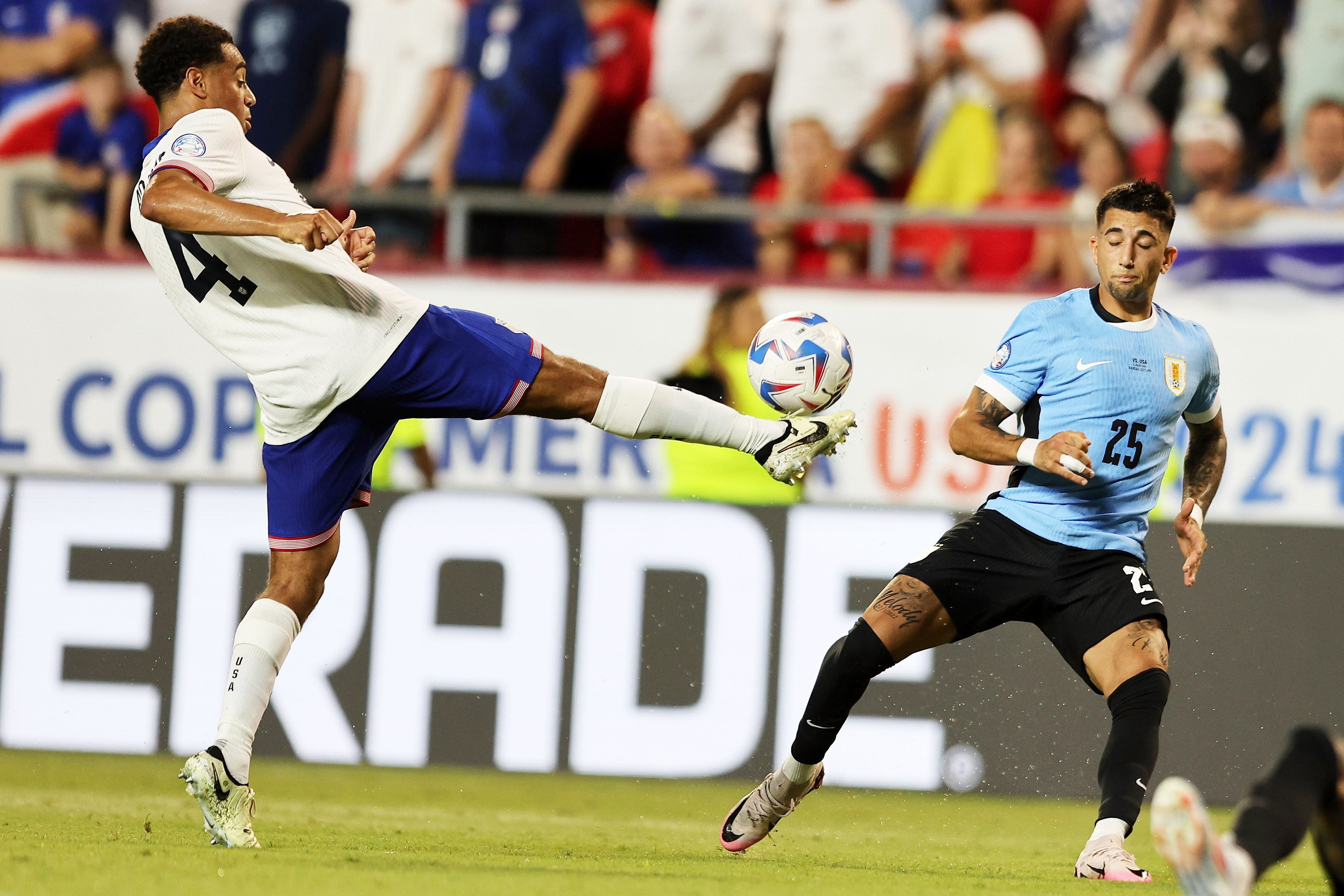 Kansas City (United States), 01/07/2024.- Tyler Adams of the United States (L) and Uruguay's Cristian Olivera in action during a CONMEBOL Copa America group C soccer match in Kansas City, Missouri, USA, 01 July 2024. (Estados Unidos) EFE/EPA/WILLIAM PURNELL