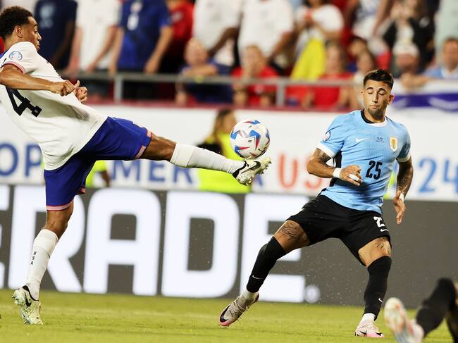 Kansas City (United States), 01/07/2024.- Tyler Adams of the United States (L) and Uruguay's Cristian Olivera in action during a CONMEBOL Copa America group C soccer match in Kansas City, Missouri, USA, 01 July 2024. (Estados Unidos) EFE/EPA/WILLIAM PURNELL