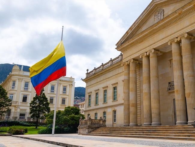 El decreto ordena izar la bandera de Colombia, a media asta, en todos los edificios públicos del país, en las Embajadas y oficinas consulares en el exterior. Foto: Presidencia de la República