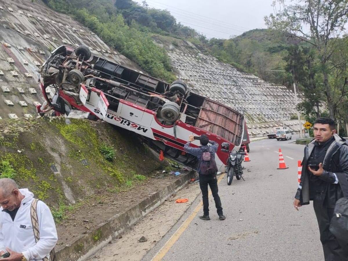 Un muerto y 17 heridos tras accidente de bus intermunicipal en la vía Cúcuta - Pamplona