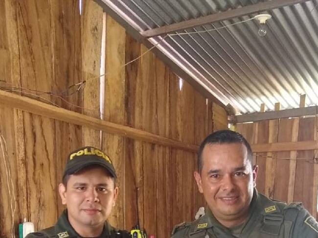 Por medio de radio teléfonos, los policías recibieron las instrucciones para atender el parto .. Foto: Periódico La Razón