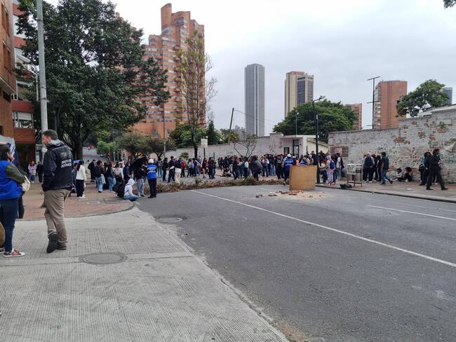 Bloqueos en la carrera 5 con calle 28 en Bogotá. Foto: W Radio.