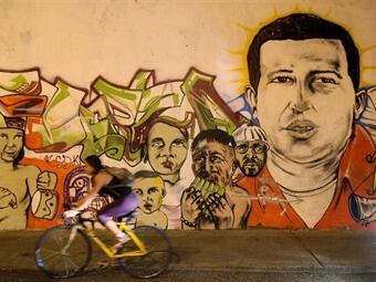 Imagen pintada del presidente venezolano, Hugo Chávez, en una calle de Cali. Foto: EFE.