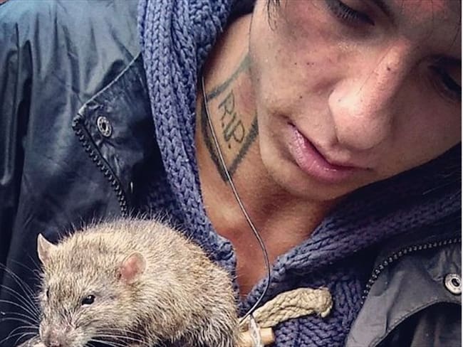 Polémica por hombre que viaja con una rata en Transmilenio. Foto: Facebook